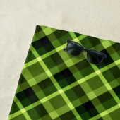 Elégant Pea vert Plaid Monogram Beach Serviette (En situation)