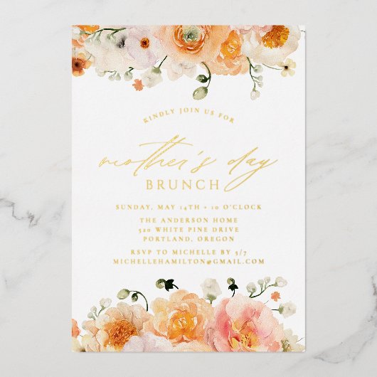 Elegant Peach Floral Moederdag Brunch Folie Uitnodiging (Voorkant)