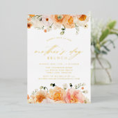 Elegant Peach Floral Moederdag Brunch Folie Uitnodiging (Staand Voorkant)