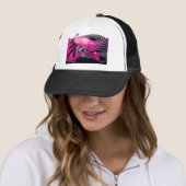 ELEGANT PEACOCK IN PINK, FUCHSIA, ZWART TRUCKER PET (In situ)
