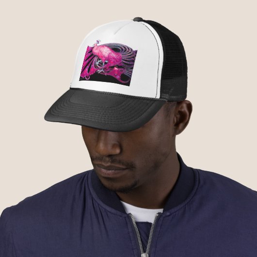 ELEGANT PEACOCK IN PINK, FUCHSIA, ZWART TRUCKER PET (In situ)