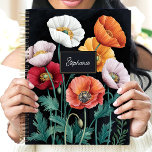 Élégant Poppy Floral Nom personnalisé<br><div class="desc">Ce superbe design présente un bel agencement de fleurs de pavot dans les tons rouge, orange, rose et blanc, dressé contre un spectaculaire arrière - plan noir. Le feuillage délicat et l'élégante plaque ajoutent une touche personnalisée, parfaite pour les professionnels, les étudiants ou toute personne qui aime l'art floral intemporel....</div>