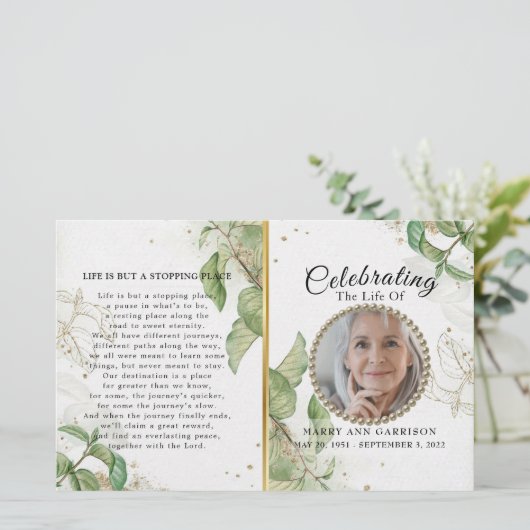 Élégant programme de célébration de la vie dans la (Debout devant)