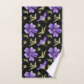Elegant Purple Flowers Pattern with Green Accents (Serviette à main)