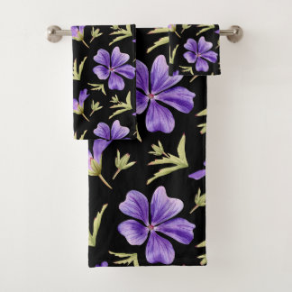 Elegant Purple Flowers Pattern with Green Accents Bad Handdoek