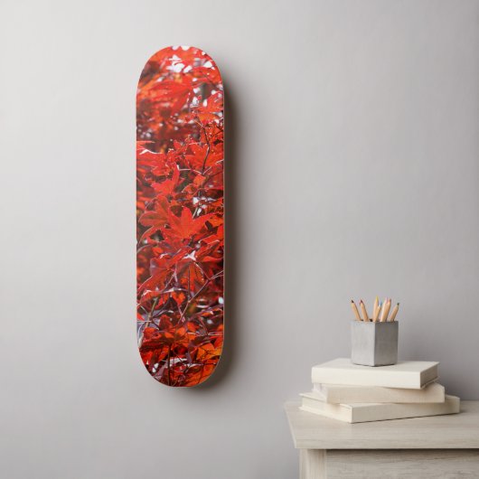 Elegant Red Japanner Leaves Skateboard (Muurkunst)