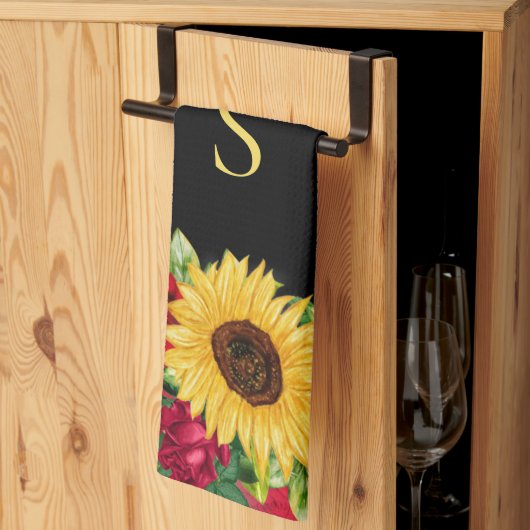 Elegant Red Roses Yellow Sunflower Monogram Theedoek (Derde Gevouwen)