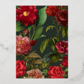 Elegant rode roos op groene klassieke bruiloft folie uitnodiging (Achterkant)