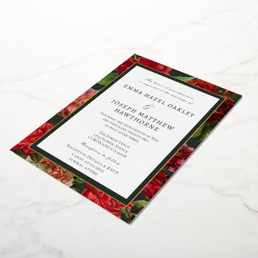Elegant rode roos op groene klassieke bruiloft folie uitnodiging (Gedraaid)
