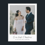 Elégant romantique Notre première photo de Noël<br><div class="desc">Une élégante calligraphie romantique et un design moderne pour ce carte photo. Pour customiser avec votre photo de couple préférée. Vous pouvez aussi facilement changer la couleur de la police à votre goût. Parfait pour célébrer votre premier Noël en tant que jeunes mariés ou en couple.</div>