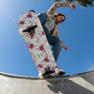 Elegant rood en roze bloemenpatroon skateboard