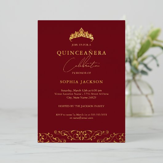 Elegant rood goud tiara script quinceanera folie uitnodiging (Staand Voorkant)
