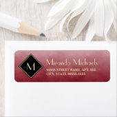 Elegant rood met eenvoudig goudmonogram etiket (Insitu)