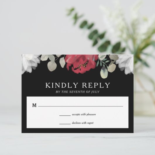 Elegant Rood Wit Bloemen Groen op Zwart Bruiloft RSVP Kaartje (Staand voorkant)