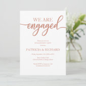 Elegant Roos Gold Script Engagement Party Kaart (Staand voorkant)