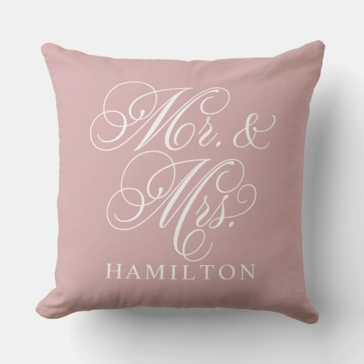 Elegant Roos Mr en Mrs Script Custom Monogram Kussen (Voorkant)