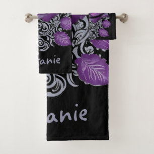 Élégant rose en velours entouré d'un motif tribal