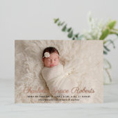 Élégant Rose Gold Script Photo Faire-part de naiss (Debout devant)