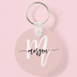 Élégant rose moderne Script Girly Monogramme Nom<br><div class="desc">Élevez vos essentiels de tous les jours avec le Porte - clé stylish Pink Modern Script Girly Monogram Name. Cet élégant accessoire présente un arrière - plan rose vif avec un délicat monogramme en écriture moderne, ajoutant une touche personnelle à vos clés. Fabriqué à partir de matériaux de qualité, ce...</div>