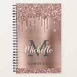 Élégant Rose Rose Parties scintillant Gold Drips M<br><div class="desc">Parties scintillant en or rose de luxe goutte nom personnalisé et monogrammed 2024 ou n'importe quel planificateur d'année. Ce design présente des gouttes de parties scintillant rose rose rose rose rose sur arrière - plan métal brossé faux rose avec original personnalisé, monogramme et modèle texte de prénom. Un cadeau personnalisé...</div>