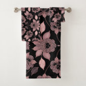 Élégant rose sur dentelle noire dans le style vint (En situation)