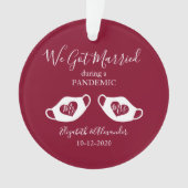 Élégant rouge de Bourgogne marié pendant une pandé (devant)