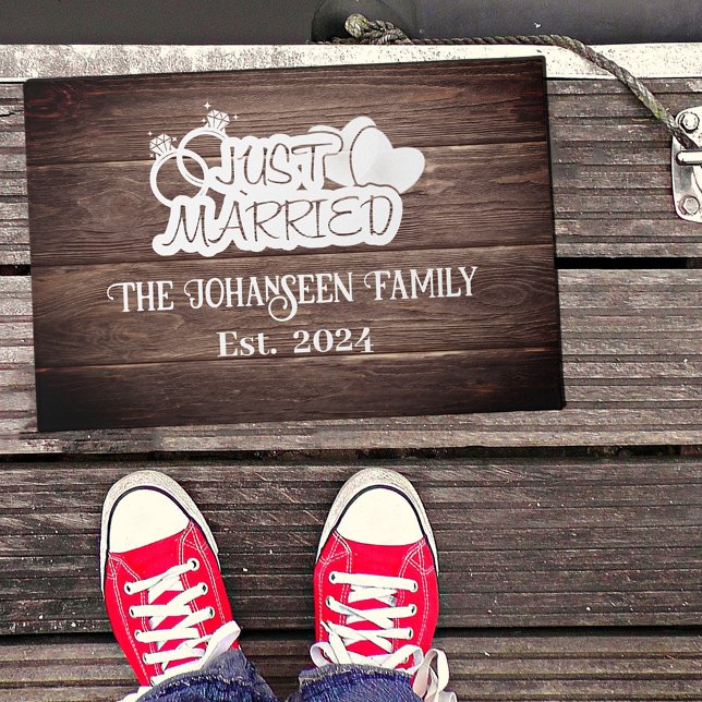 Elegant rustiek hout net getrouwd met witte typogr deurmat (Creator heeft geüpload)