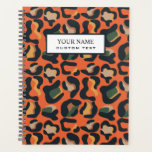 Elégant Safari Animal Skin Leopard spot<br><div class="desc">Image numérique moderne de peau de léopard dans élégante palette de terre chaude de noir, orange, jaune, vert et beige. Superposition en bande noire.avec texte entièrement personnalisable en police classique blanche. La colonne vertébrale est noire avec une police blanche en gras. Cool et féminine et élégante, Disponible sur de nombreux...</div>