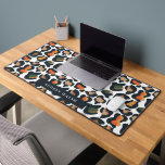 Elégant Safari Animal Skin Leopard spot Girly<br><div class="desc">Moderne, exotique et impressionnant, le tapis de bureau à thème poster de animal présente une image numérique captivante de peau de léopard, conçue avec élégance et chaleur à l'esprit. La palette de couleurs mêle harmonieusement le noir, l'orange, le jaune, le vert et le beige, ce qui donne un aspect visuellement...</div>