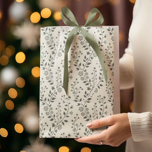 Elegant Sage Cream Minimalist Boho Floral Pattern Medium Cadeauzakje