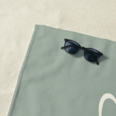 Elegant Sage Green Handgeschreven Script Name Strandlaken (In situ)