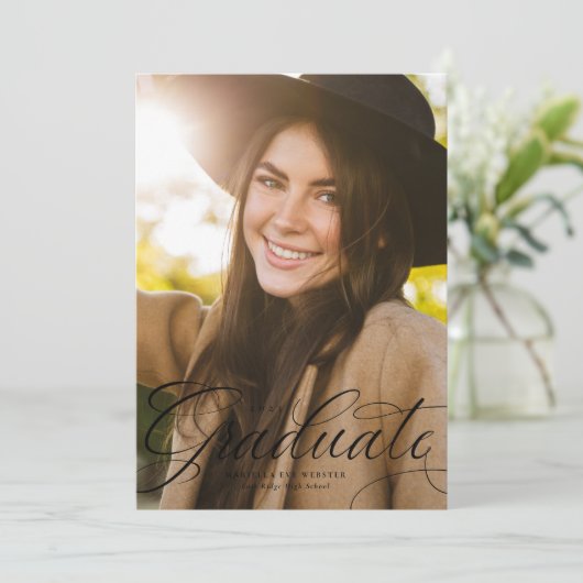 Elegant script afstuderen zwart verticaal afstuder aankondiging (Staand voorkant)