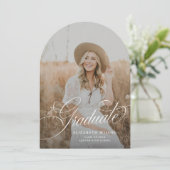 Élégant Script Arch Photo Graduation Faire-part (Debout devant)