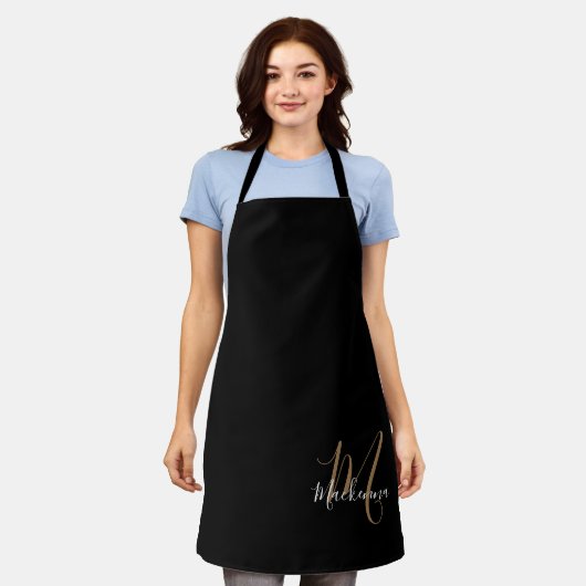Elegant Script Black Gold Girly Monogram Kitchen Schort (Gedragen)