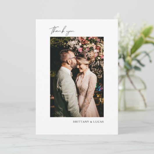 Elegant Script Black White Weddenschap Hartelijk d Bedankkaart (Staand voorkant)