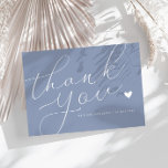 élégant script bleu foncé mariage carte de remerci<br><div class="desc">Un carte de remerciements mariage moderne avec un merveilleux script blanc sur une couleur bleu poussiéreux. Ajoutez un message de remerciement personnel à vos invités.</div>