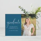 Élégant Script Blue Graduation Photo Invitation (Debout devant)