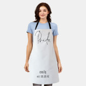 Elegant Script Bride Name Date Black White Apron Schort (Gedragen)