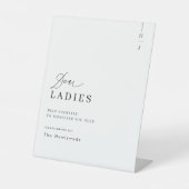 Elegant Script Bruiloft Badkamer Mand Reclamebord Met Voetstuk (Voorkant)