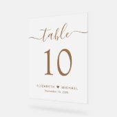 Elegant Script Bruiloft Gouden Tafelnummer Frosted Acryl Bord (Hoek)