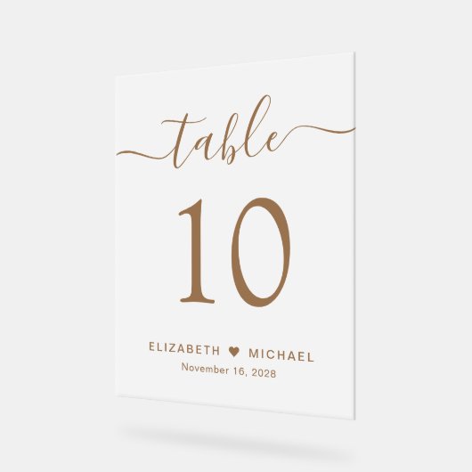 Elegant Script Bruiloft Gouden Tafelnummer Frosted Acryl Bord (Hoek)