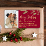 Élégant Script Christmas Red Return Adresse Label<br><div class="desc">Script moderne élégant Rouge et or Nom de famille Noël Retours d'adresse Étiquettes. Doté d'un joli script de police calligraphie écrit à la main avec disant "Joyeux Noël", faux feuilles botaniques feuille d'or sur arrière - plan rouge. Idéal pour Noël, facile de les personnaliser avec vos noms et informations d'adresse...</div>