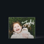 Élégant script de brosse Joyeuse carte moderne de<br><div class="desc">Carte de Noël religieuse de style moderne avec un design simple et minimal avec "Joyful" dans un élégant script de brosse blanche avec votre message et nom de famille sur votre photo préférée. Le dos a un collage photo composé de six photos carrés.</div>