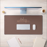 Élégant script de signature Monogramme Brown<br><div class="desc">Le Desk Mat est doté d'un duo de polices de calligraphie moderne et d'une police serif élégante.</div>