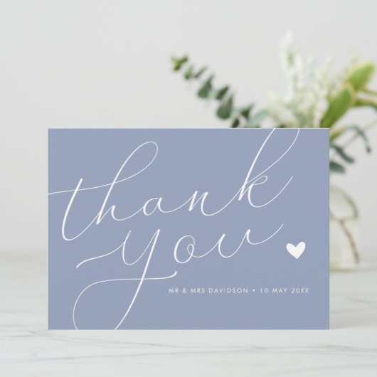 elegant script dusty blue bruiloft bedankt je kaar (Staand voorkant)