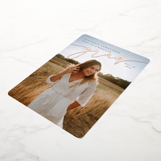 Élégant Script Foil Graduation Faire-part photo (Rotation)