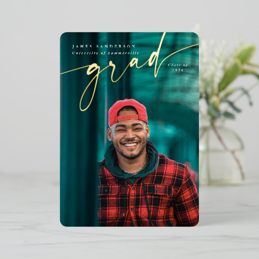 Élégant Script Foil Graduation Faire-part photo (Debout devant)