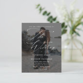 Elegant Script Foto Budget Bruiloft Uitnodiging (Staand voorkant)