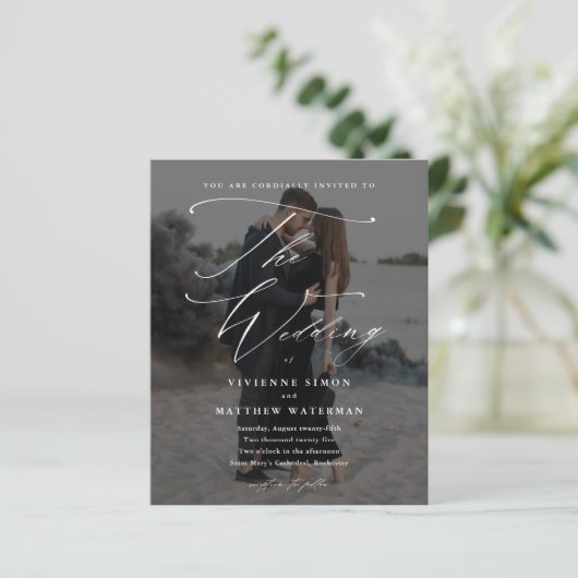 Elegant Script Foto Budget Bruiloft Uitnodiging (Staand voorkant)