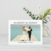 elegant script getrouwd en vrolijke pasgetrouwden  feestdagenkaart (Staand voorkant)
